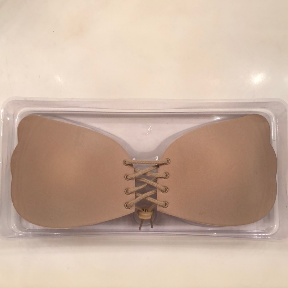 ADHEISIVE BRA WITH ADJUSTABLE CLEAVAGE